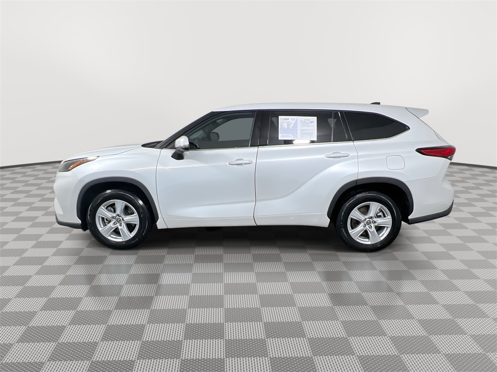 2022 Toyota Highlander LE photo 4
