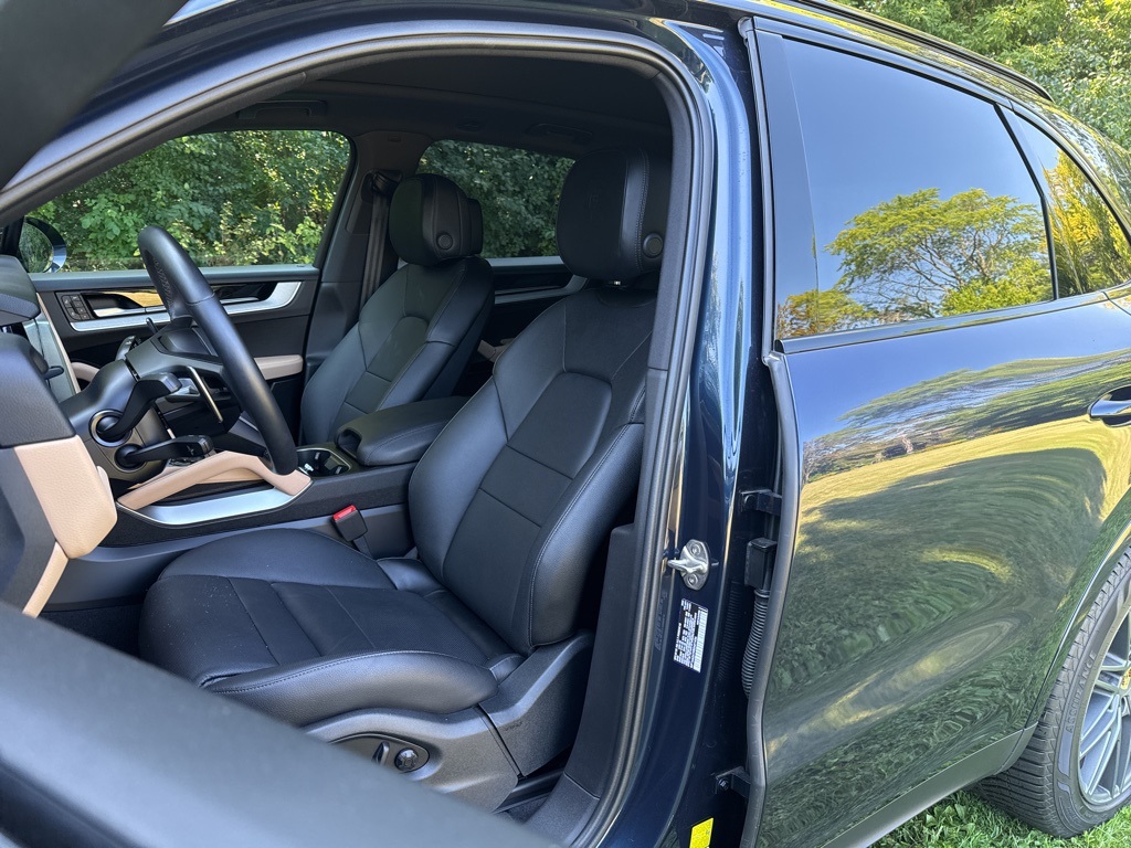 2024 Porsche Cayenne Base photo 5