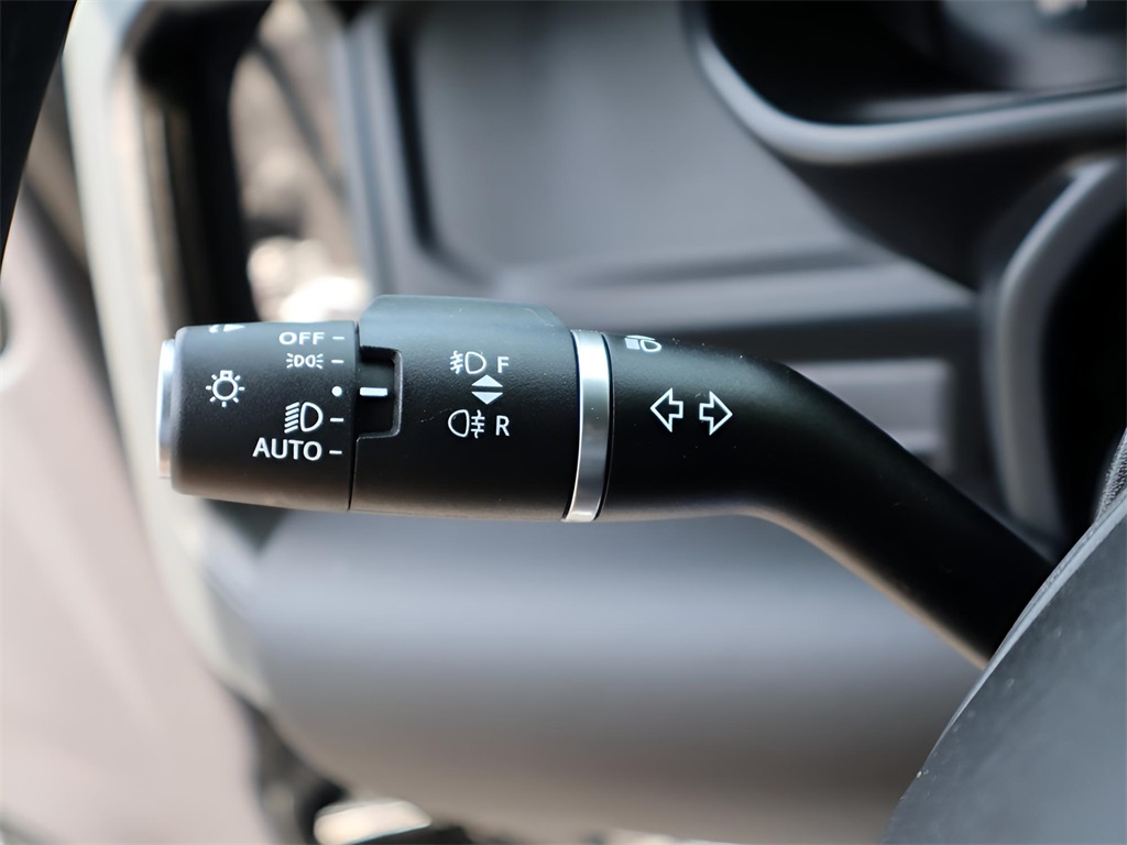 2024 Land Rover Defender 130 X-Dynamic SE photo 32