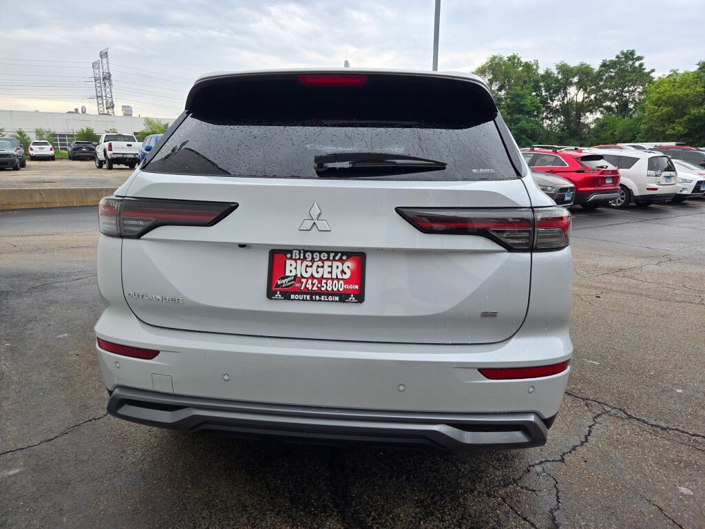 2025 Mitsubishi Outlander SE photo 10