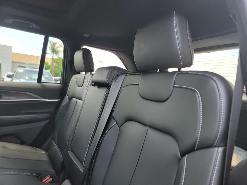 2025 Jeep Grand Cherokee Limited photo 8