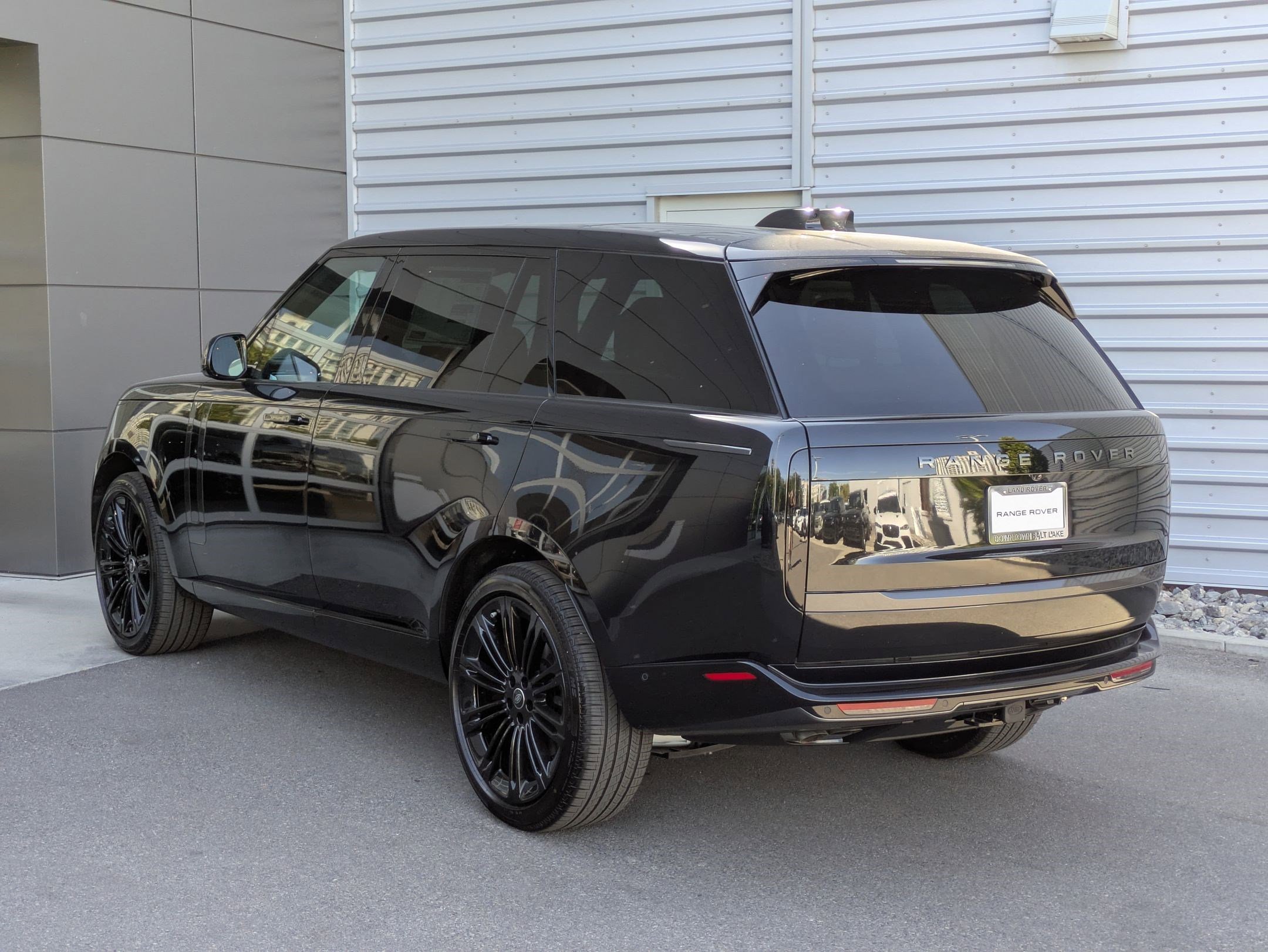 2025 Land Rover Range Rover SE photo 3
