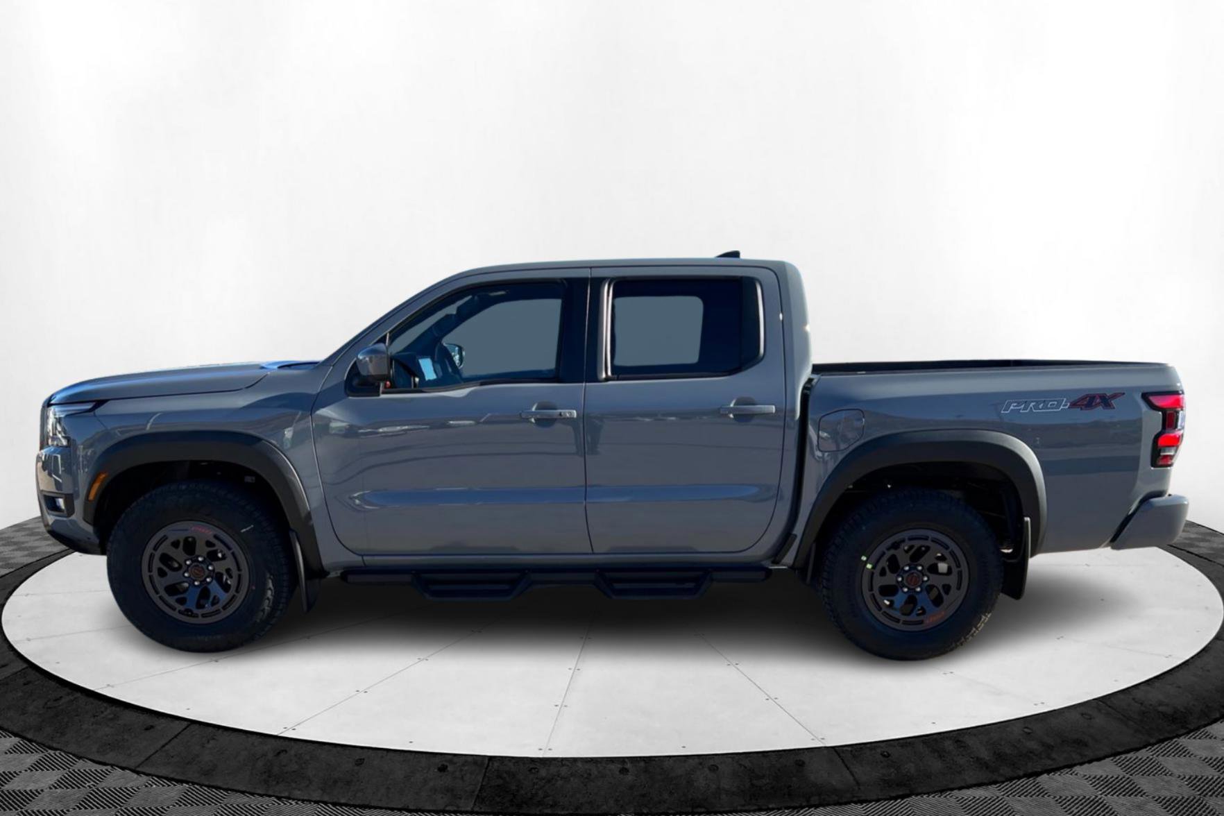 2025 Nissan Frontier PRO-4X photo 2
