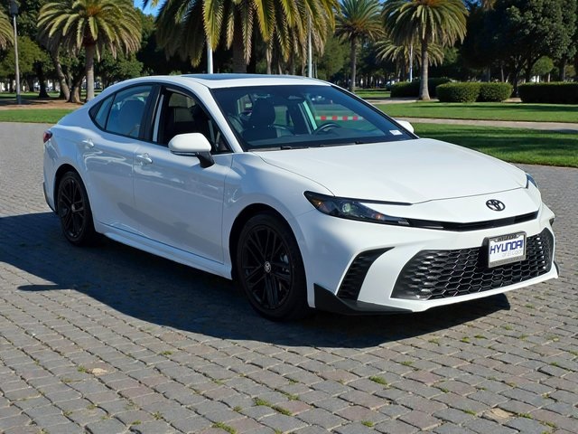2025 Toyota Camry SE photo 3