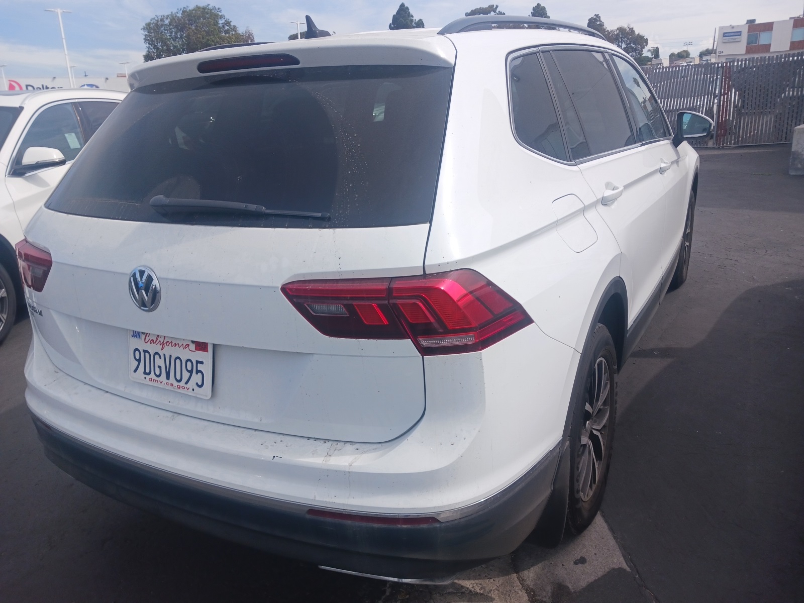 2021 Volkswagen Tiguan SE photo 2