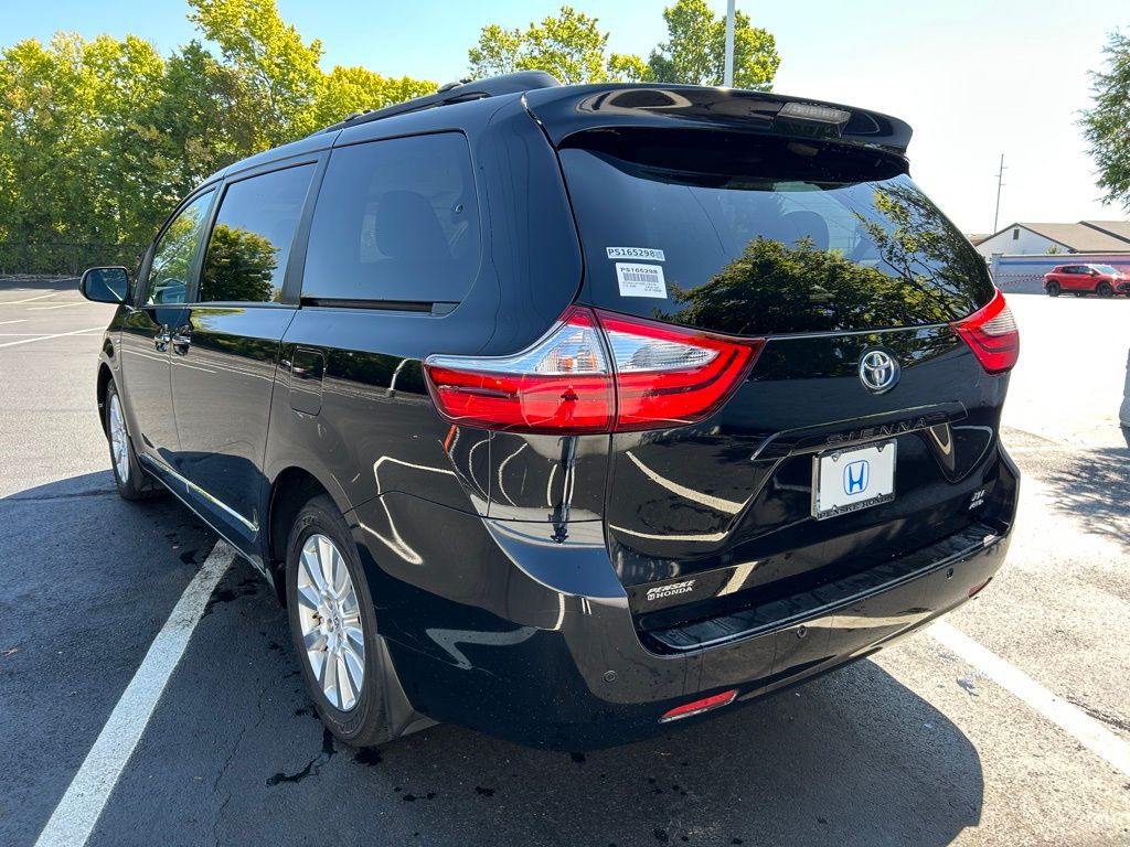 2017 Toyota Sienna XLE photo 2