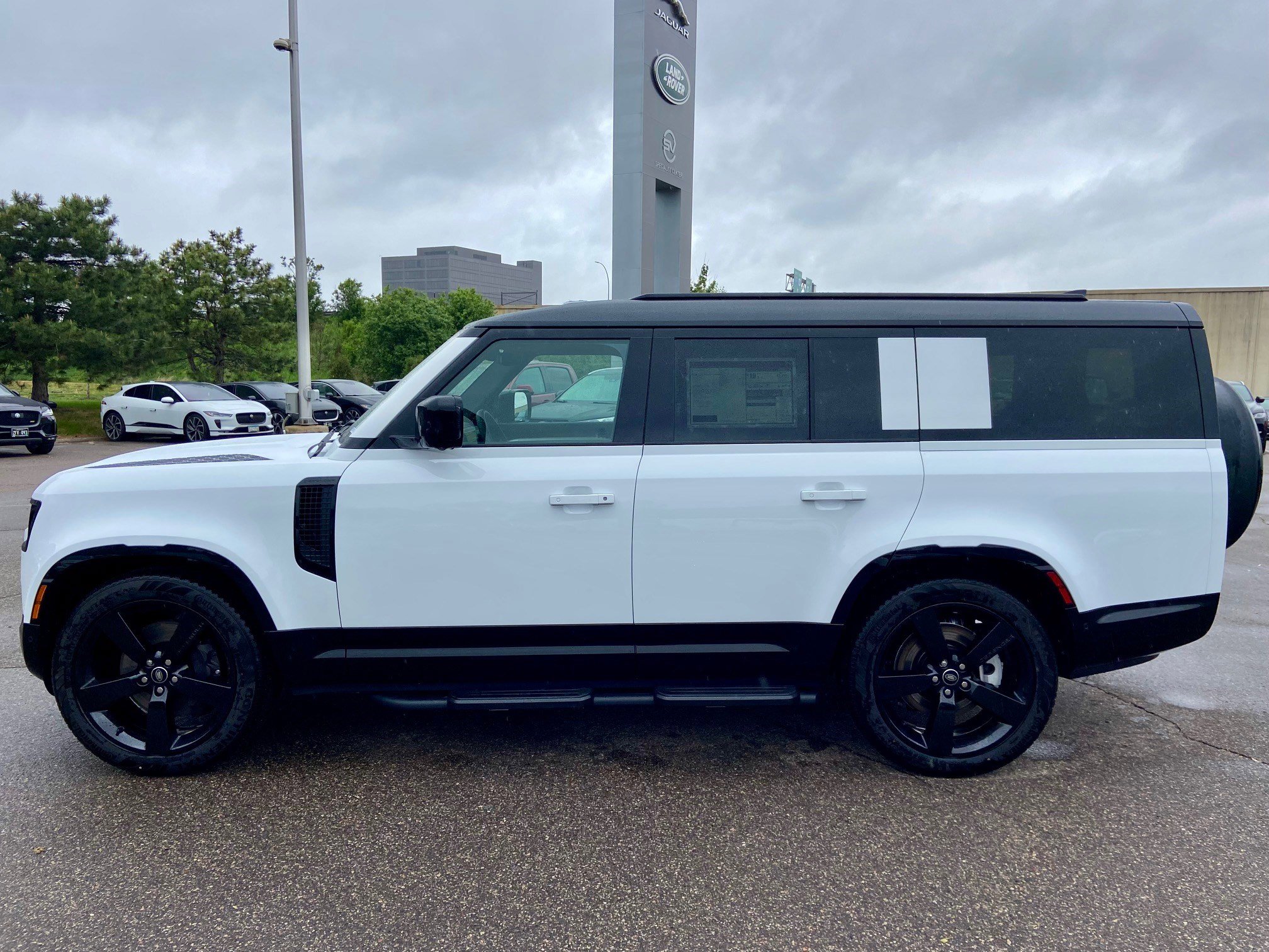 2025 Land Rover Defender 130 X-Dynamic SE photo 2