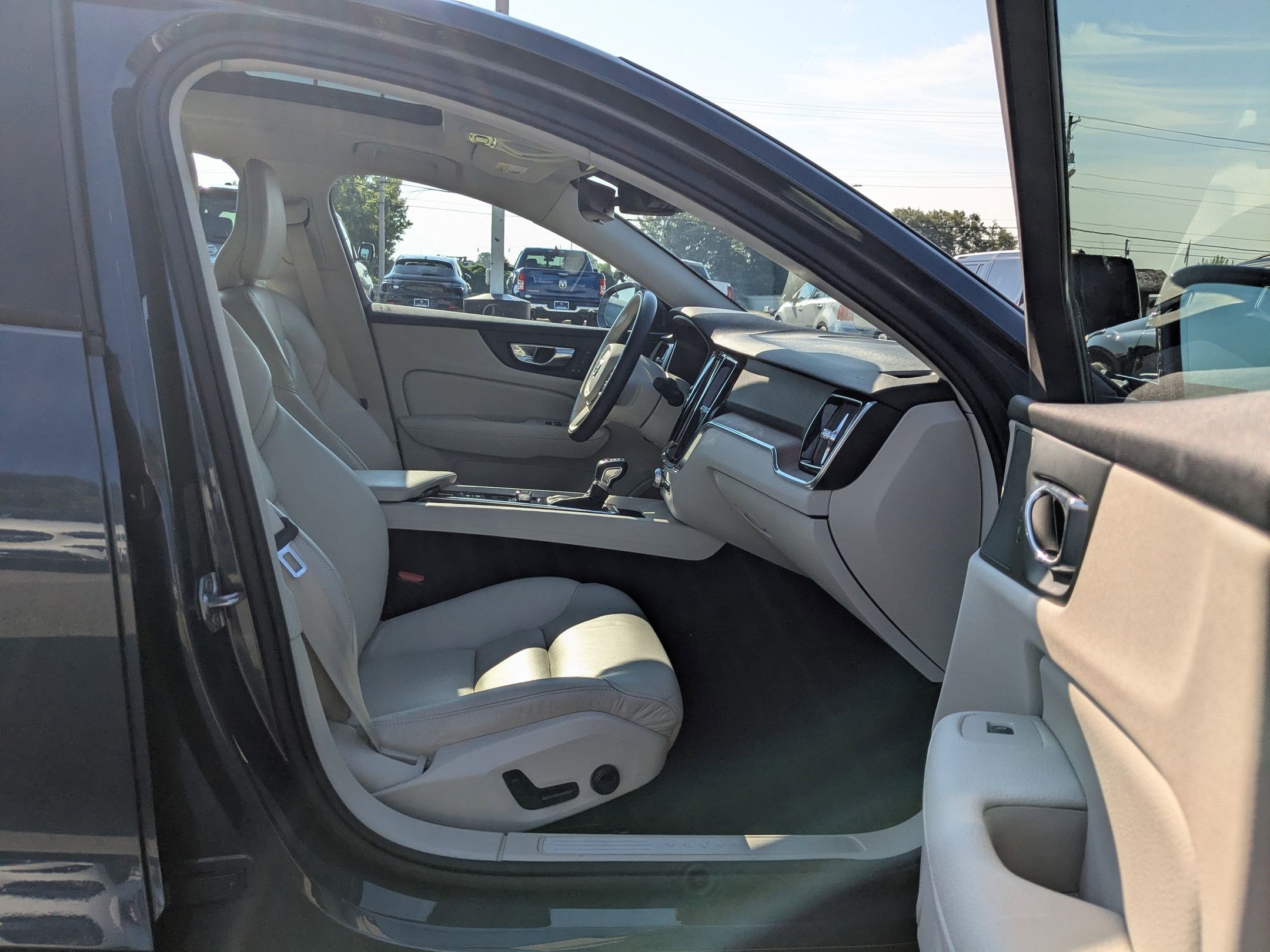 2021 Volvo S60 Momentum photo 34