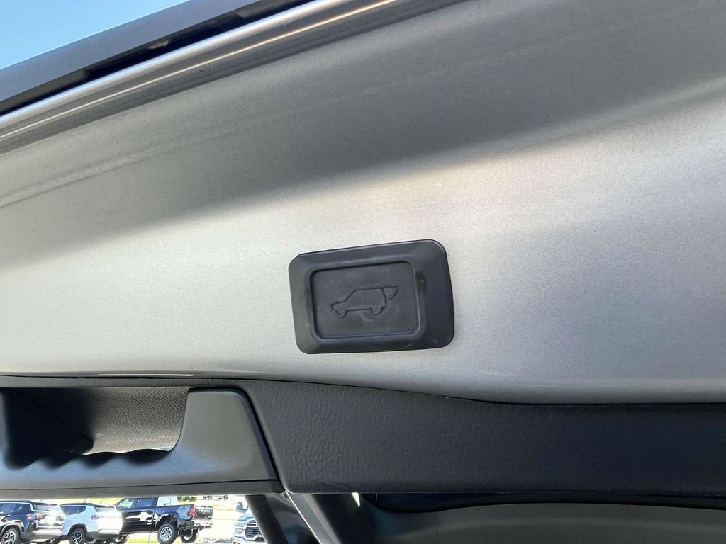 2020 Toyota RAV4 XLE photo 18