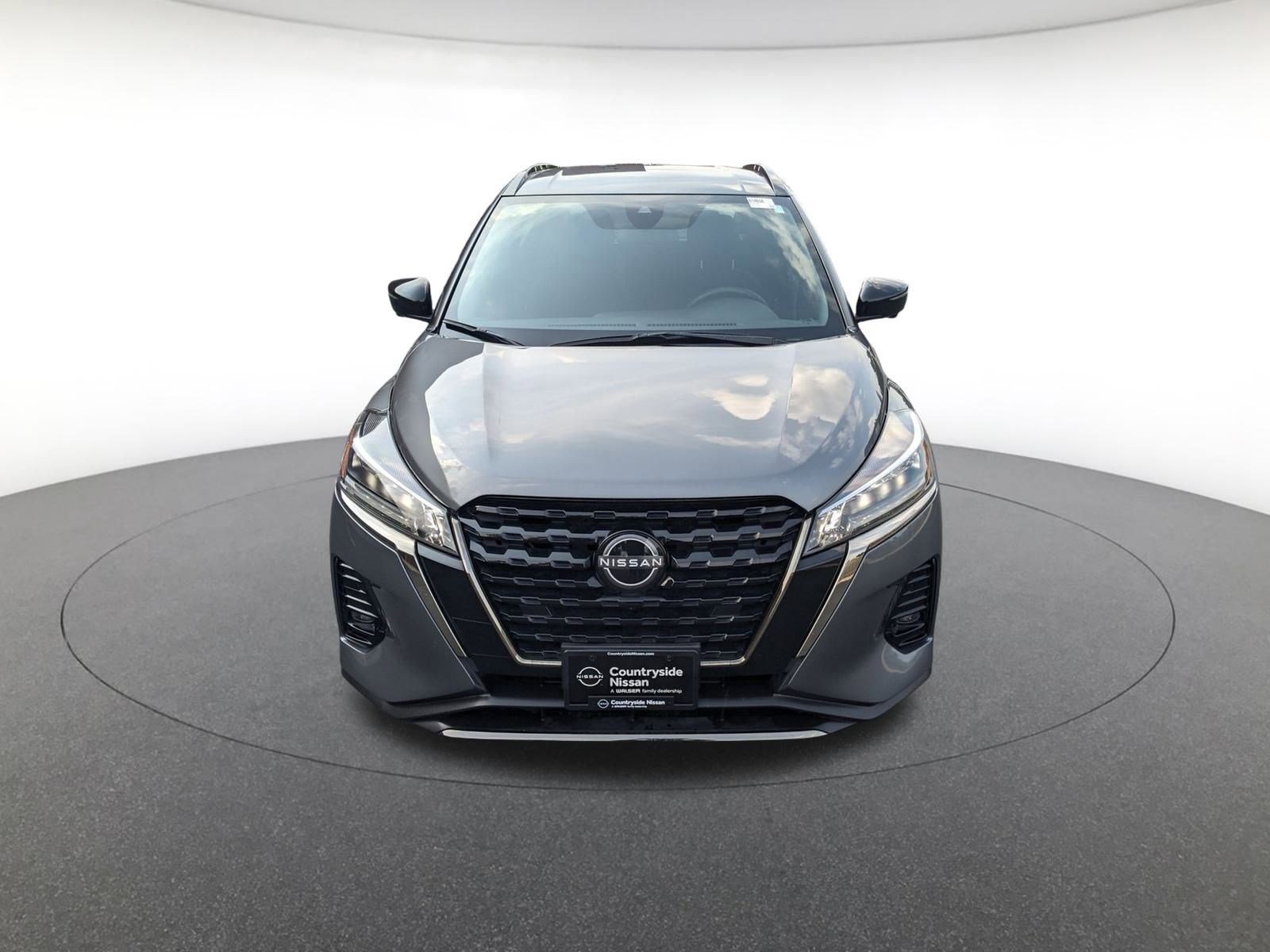2023 Nissan Kicks SR photo 2