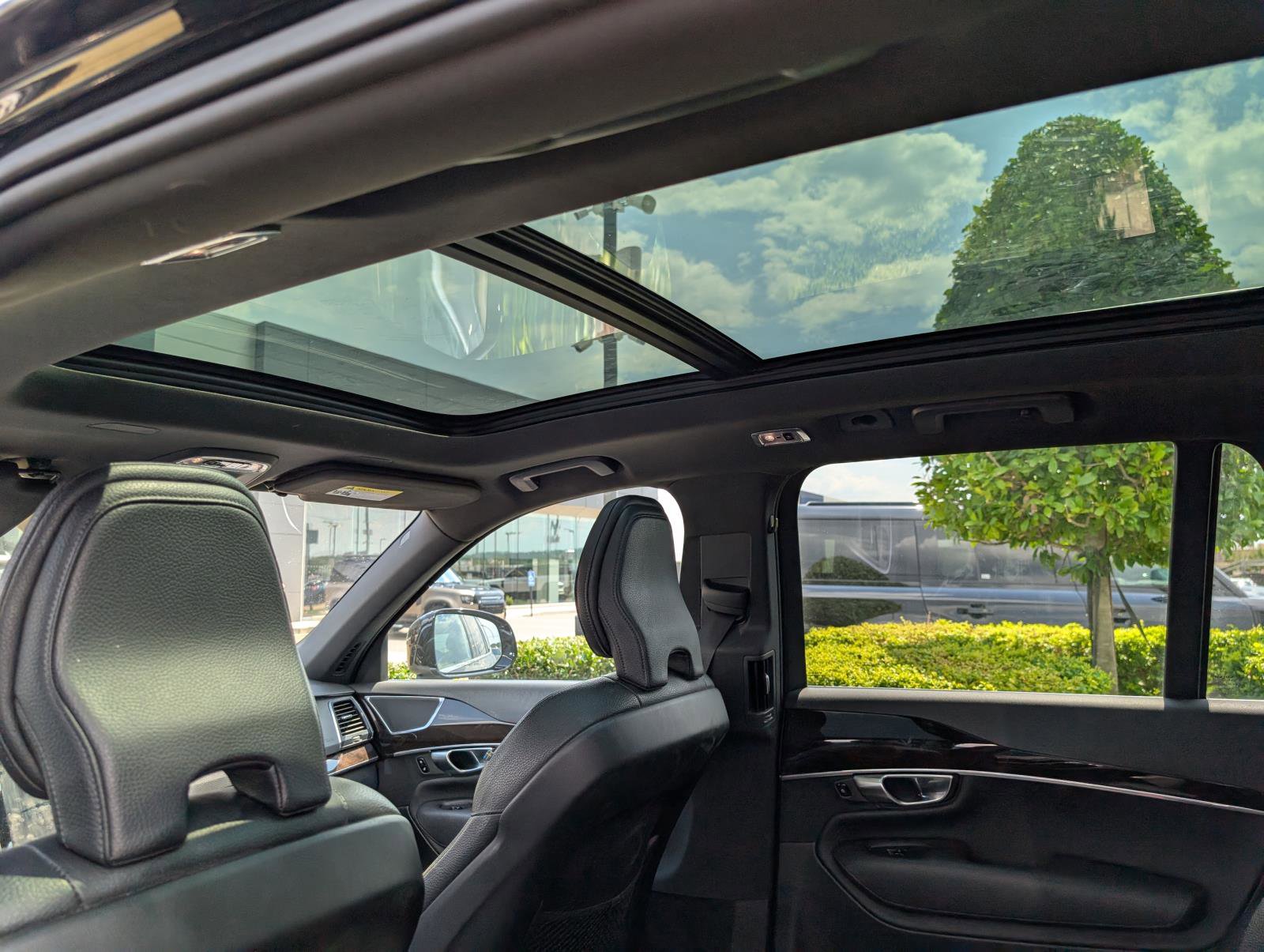 2019 Volvo XC90 T6 Momentum photo 9