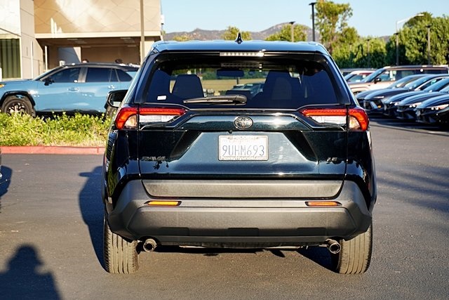 2022 Toyota RAV4 LE photo 9