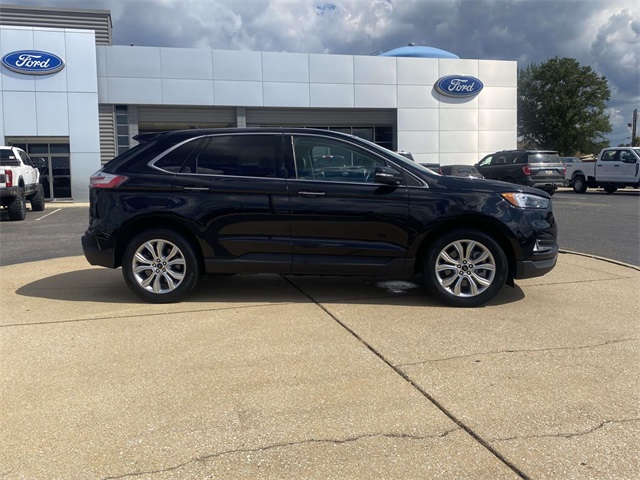 2024 Ford Edge Titanium photo 2