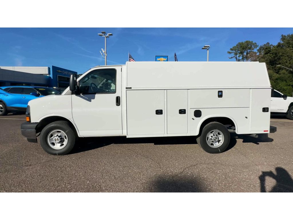 2025 Chevrolet Express Cutaway 3500 photo 4