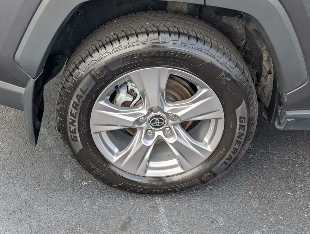 2023 Toyota RAV4 Hybrid XLE photo 24
