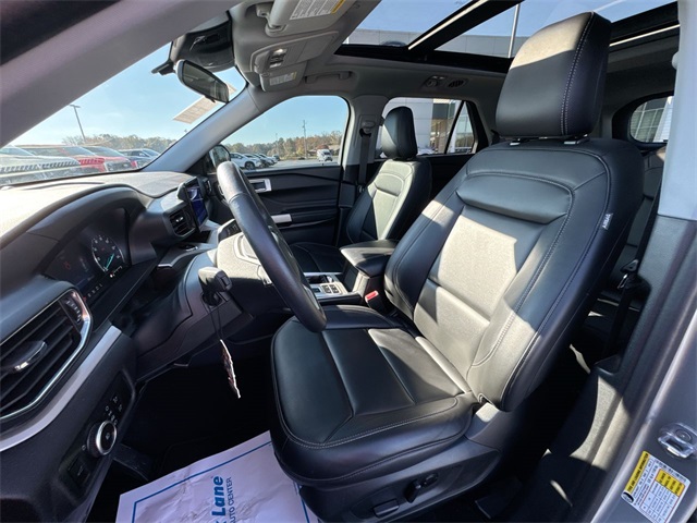 2024 Ford Explorer XLT photo 2
