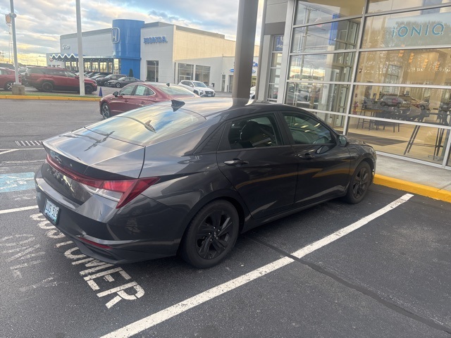 2021 Hyundai Elantra SEL Convenience photo 2