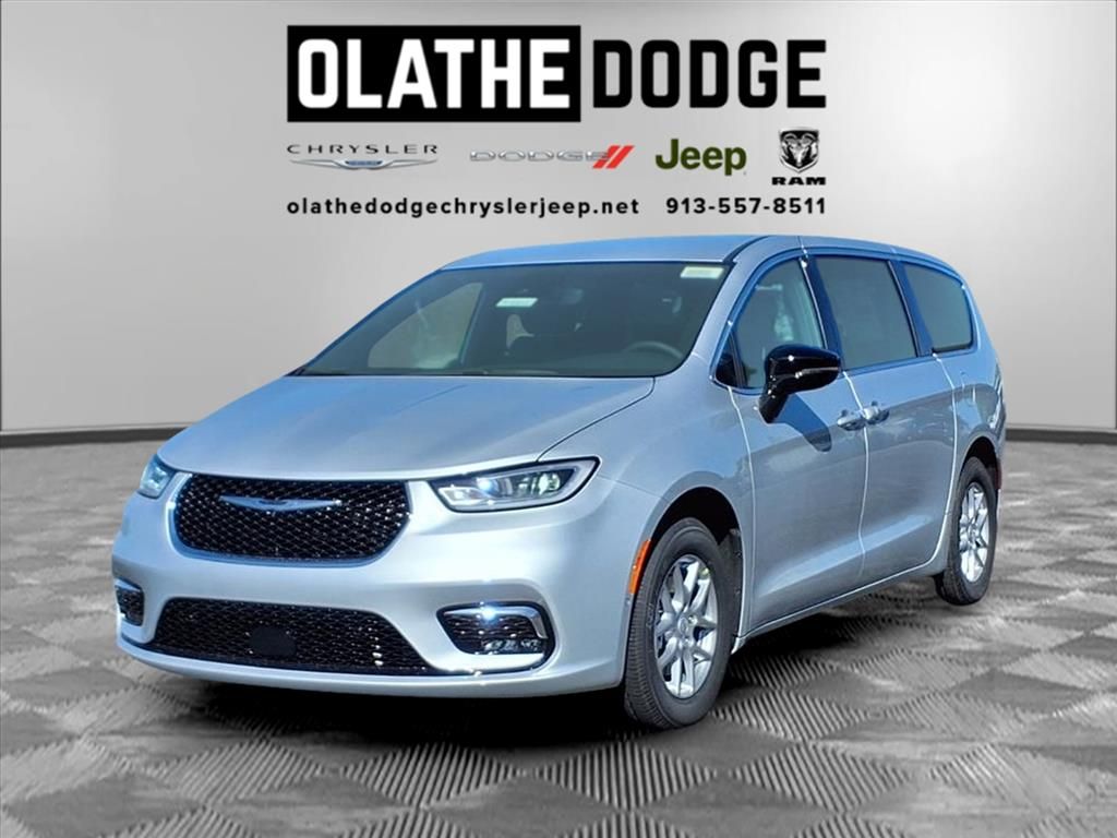 2026 Chrysler Pacifica Select's photo