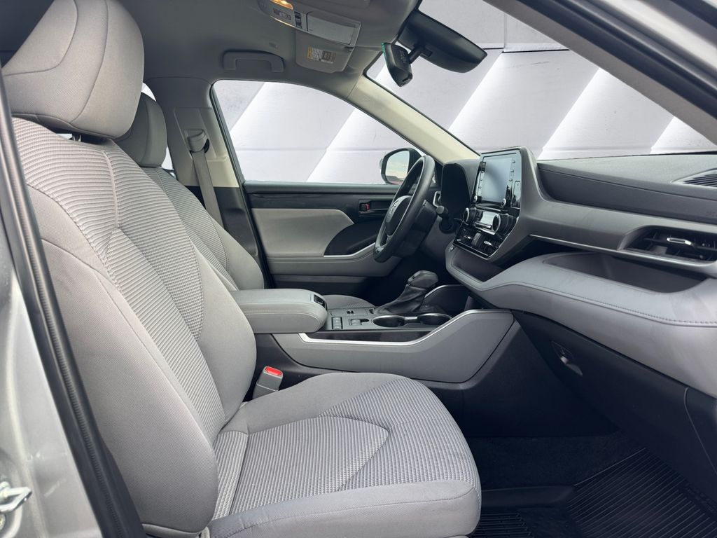 2022 Toyota Highlander L photo 13