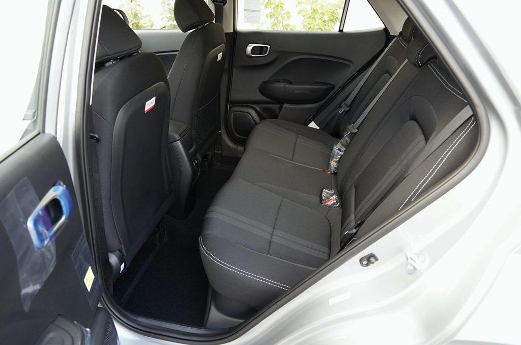 2025 Hyundai Venue SEL photo 17