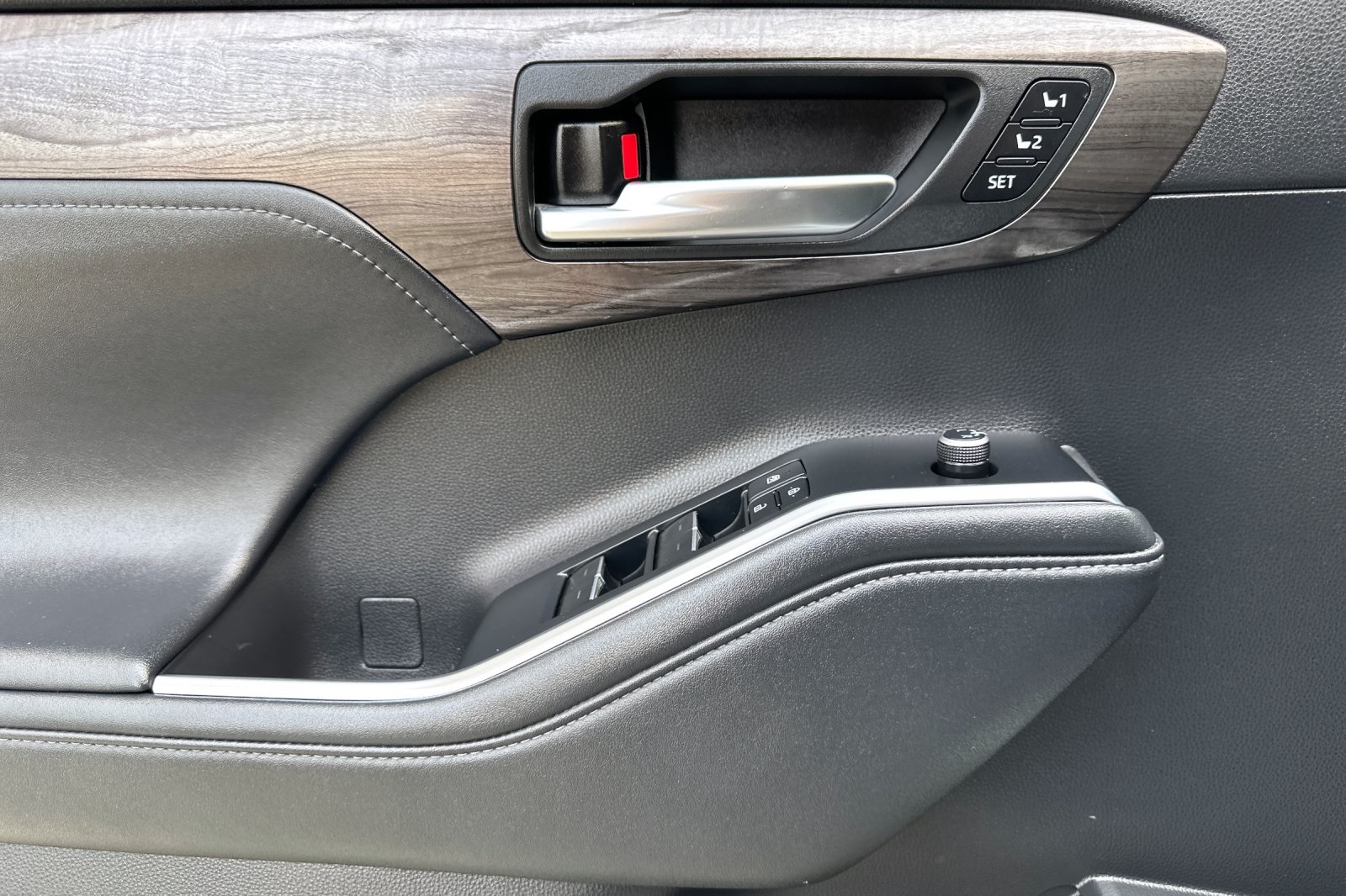 2022 Toyota Highlander Hybrid Limited photo 10