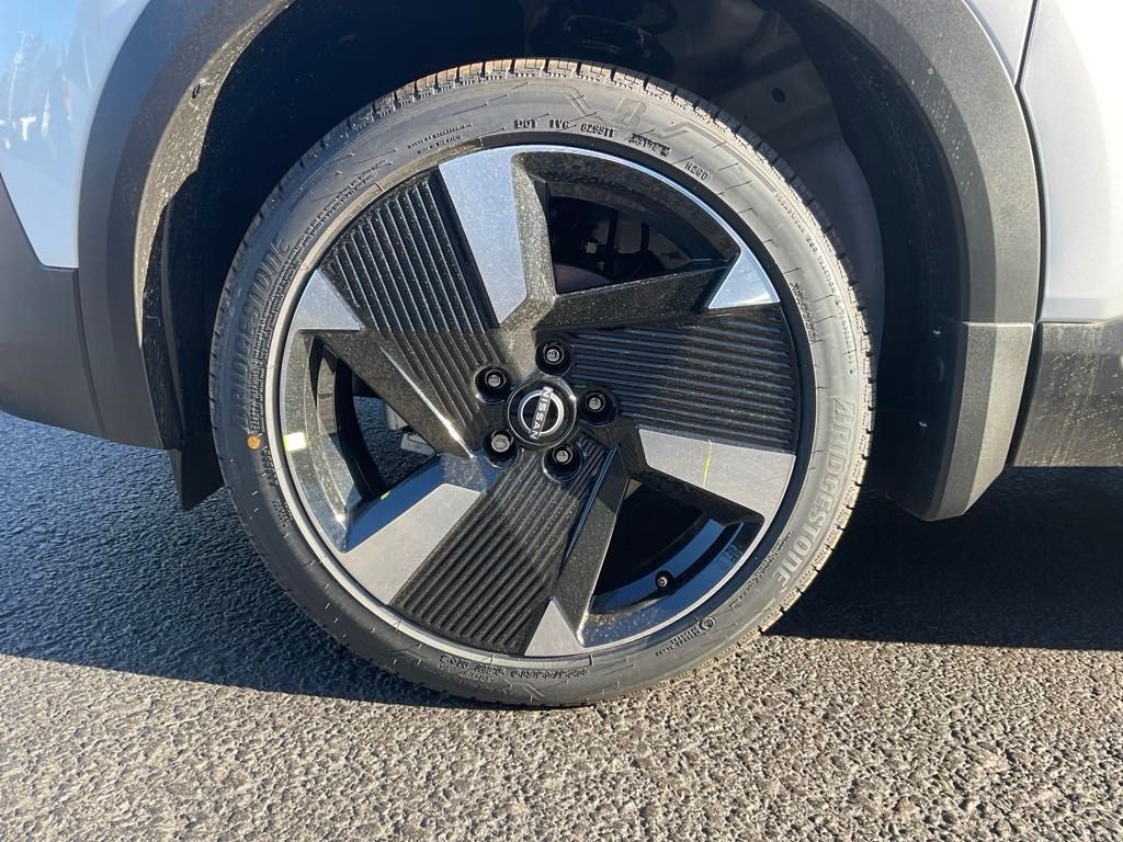2025 Nissan Kicks SR photo 9