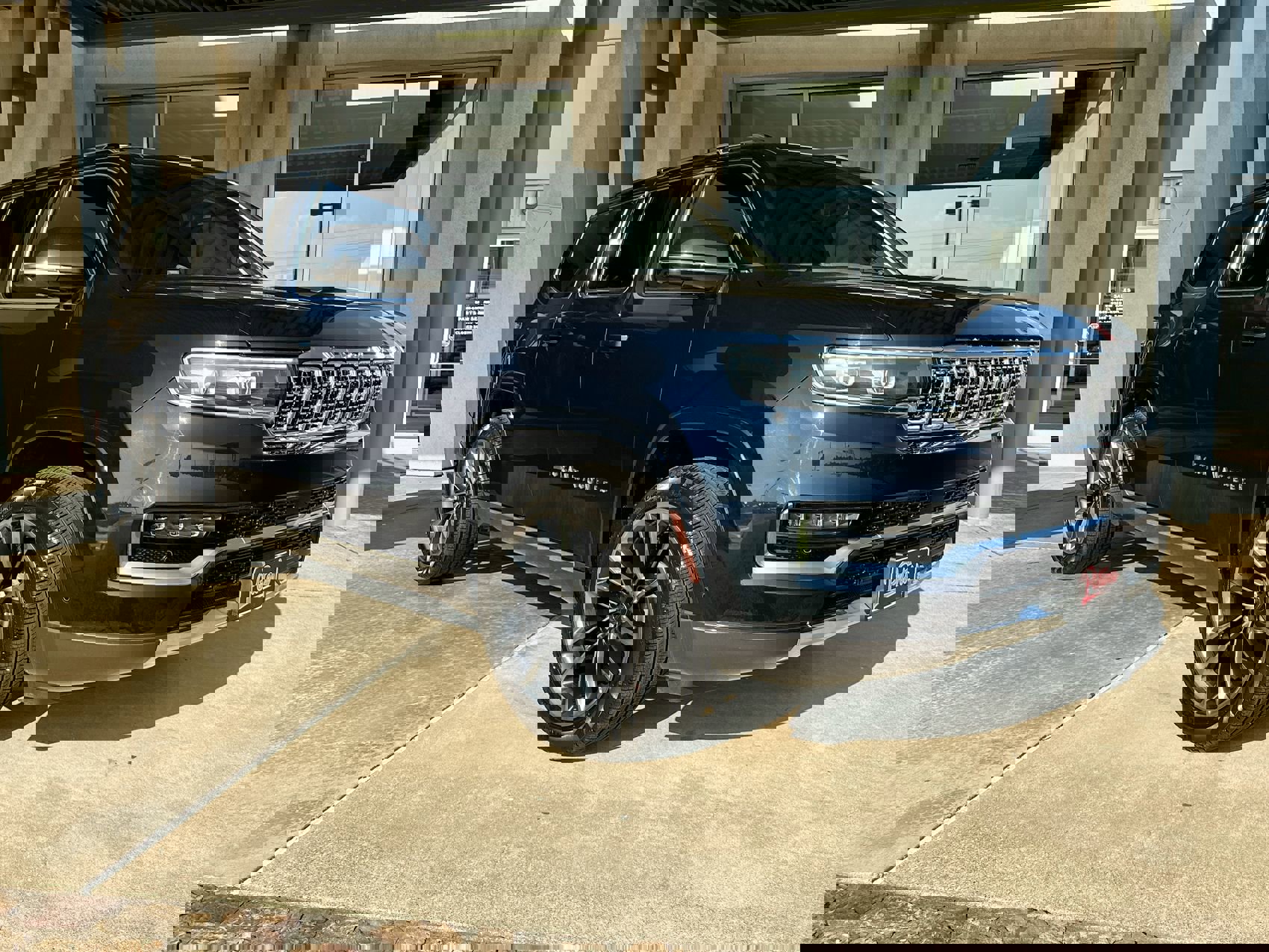 2022 Jeep Grand Wagoneer II photo 2