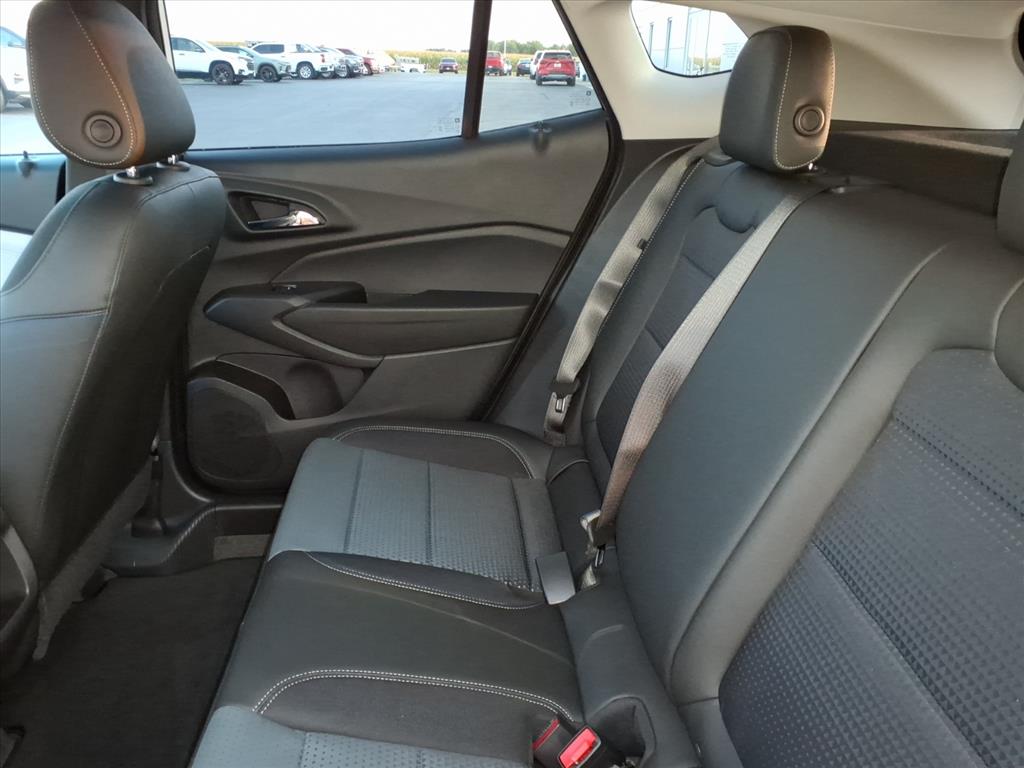 2025 Chevrolet Trax LT photo 7