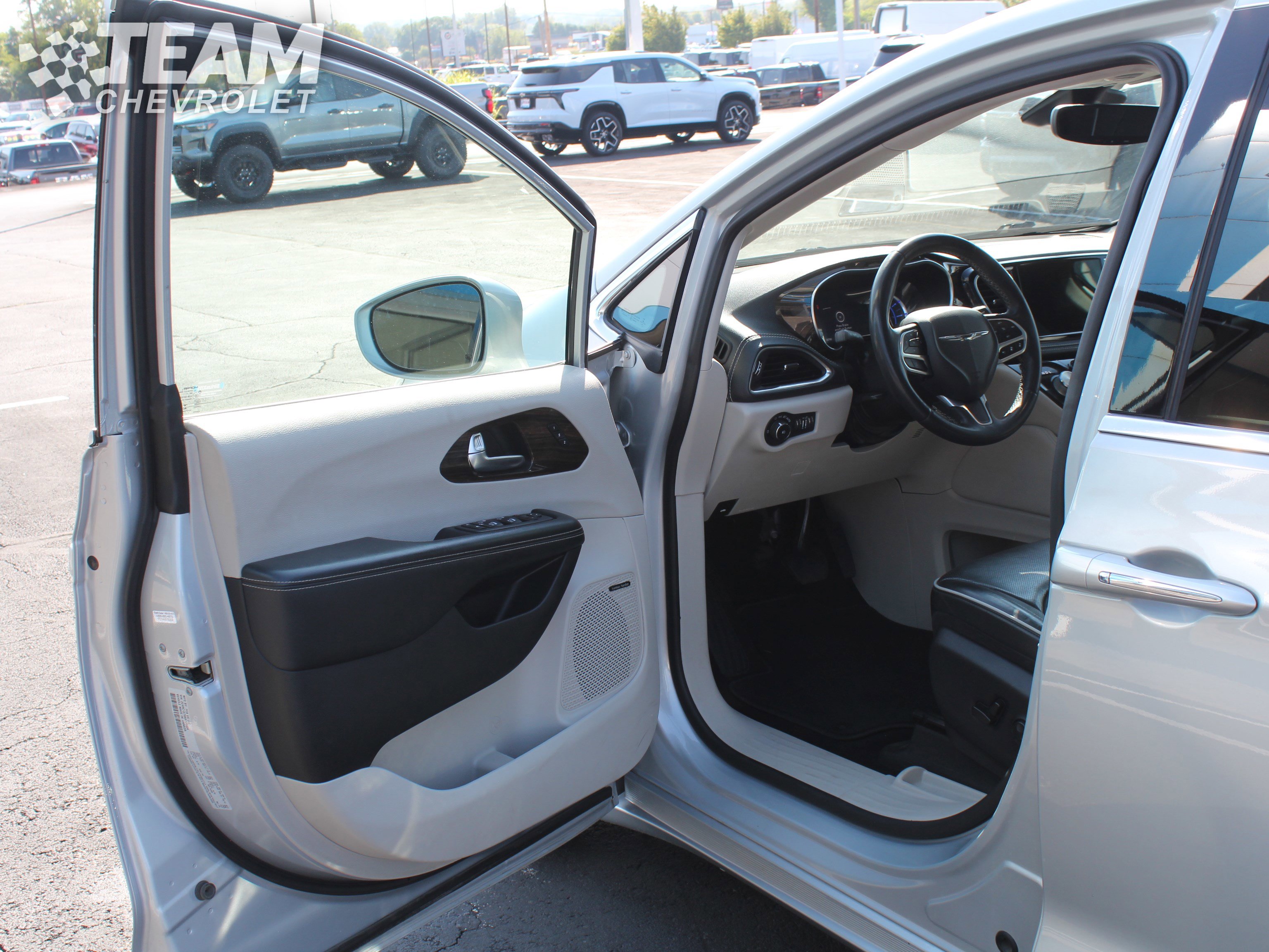 2022 Chrysler Pacifica Hybrid Limited photo 10