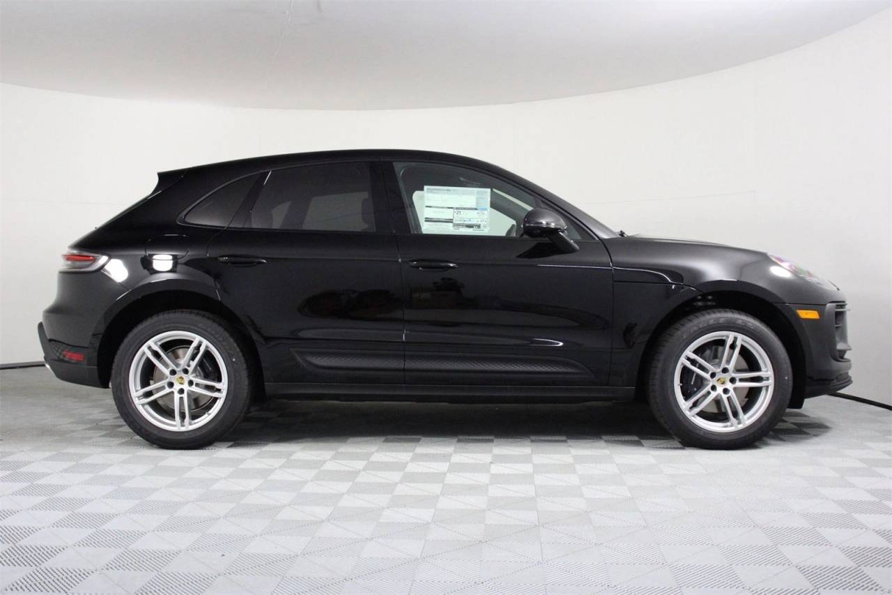 2025 Porsche Macan T photo 8
