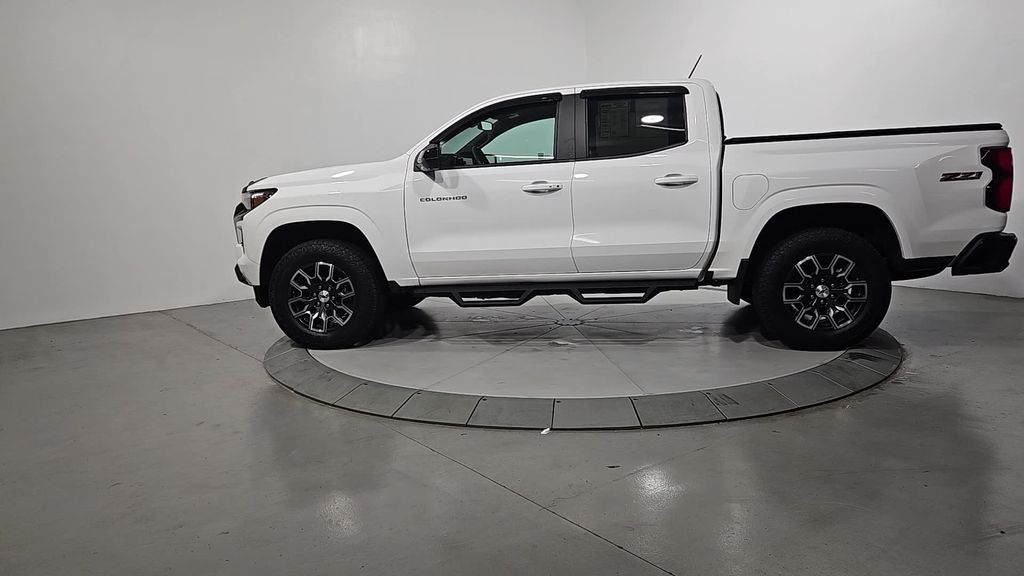 2024 Chevrolet Colorado Z71 photo 2