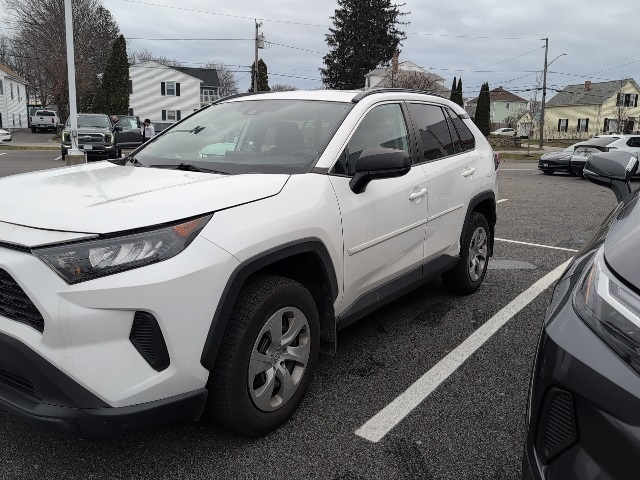 2021 Toyota RAV4 LE's photo