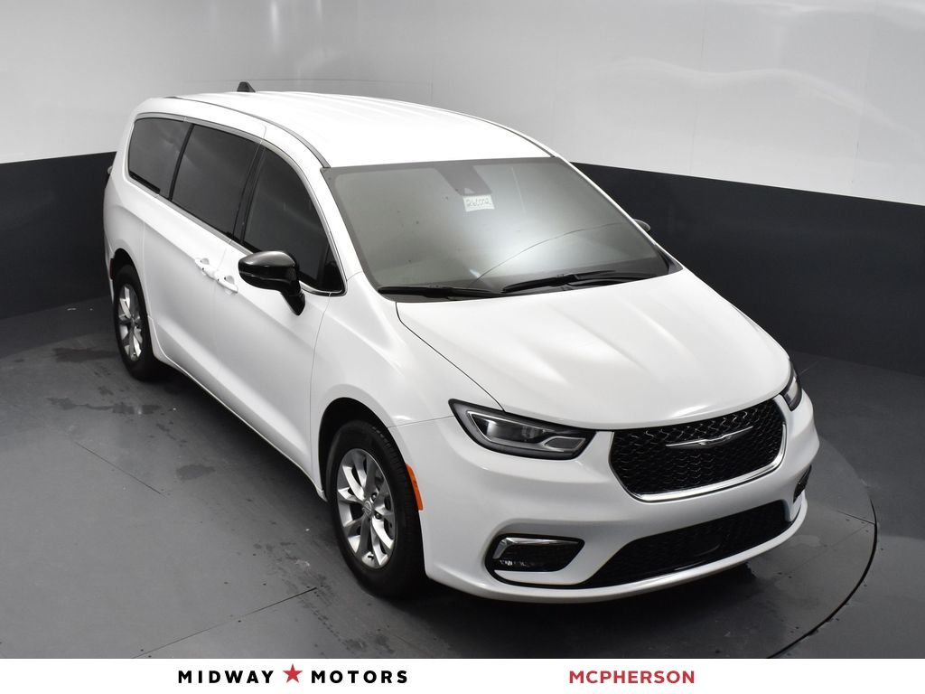 2026 Chrysler Pacifica Select's photo