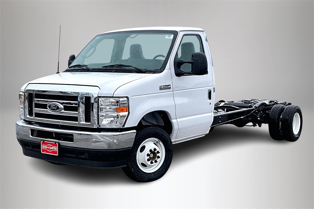 2025 Ford E-450 Super Duty photo 2