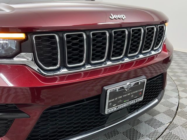 2024 Jeep Grand Cherokee Laredo photo 3