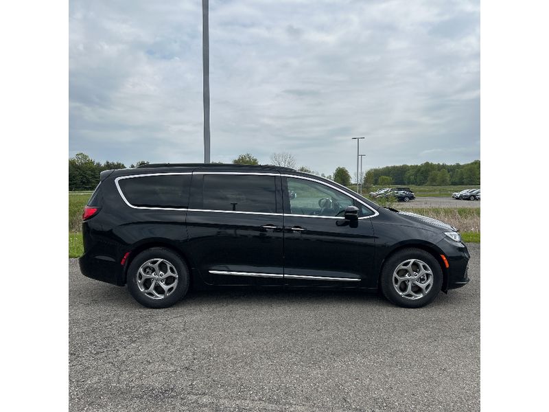 2023 Chrysler Pacifica Limited photo 3