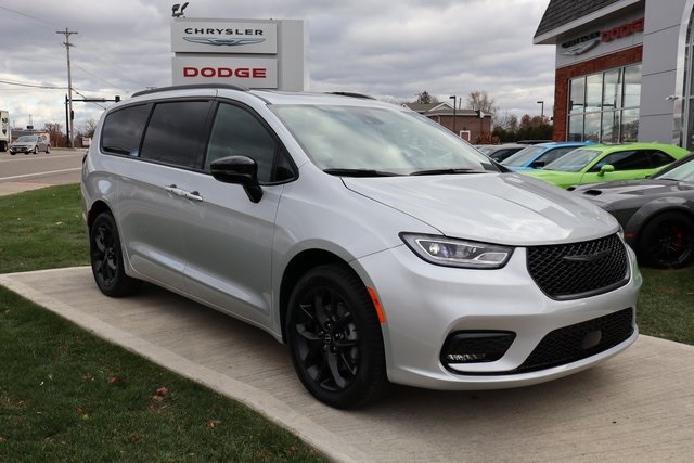 2026 Chrysler Pacifica Limited photo 3