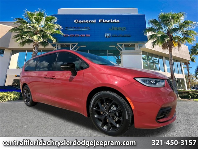 2026 Chrysler Pacifica Limited's photo