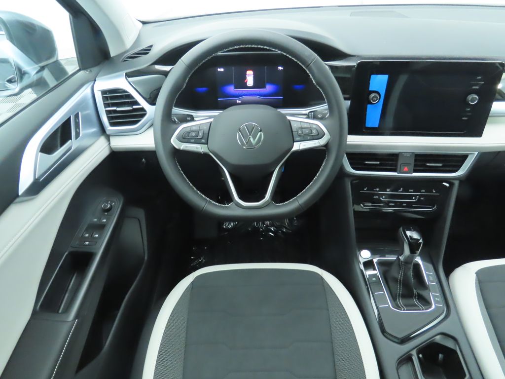 2025 Volkswagen Taos SE photo 10