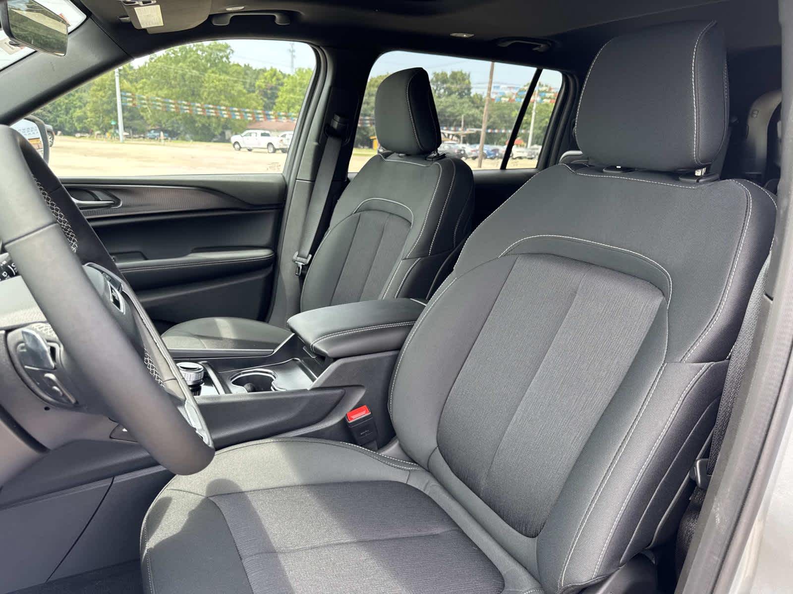 2025 Jeep Grand Cherokee Laredo X photo 30