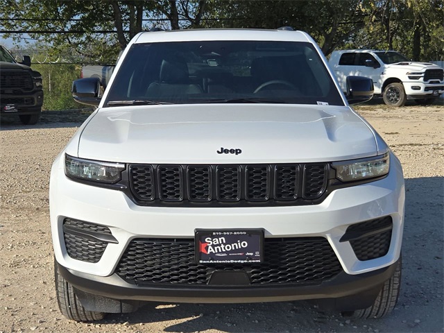 2025 Jeep Grand Cherokee Altitude photo 3