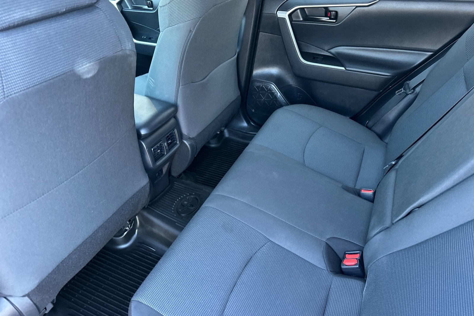 2022 Toyota RAV4 LE photo 12