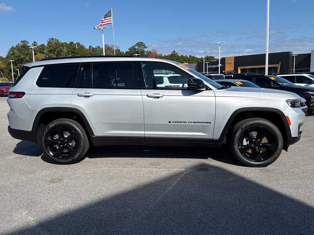 2025 Jeep Grand Cherokee Limited photo 2