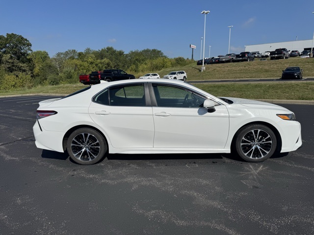 2020 Toyota Camry SE photo 2