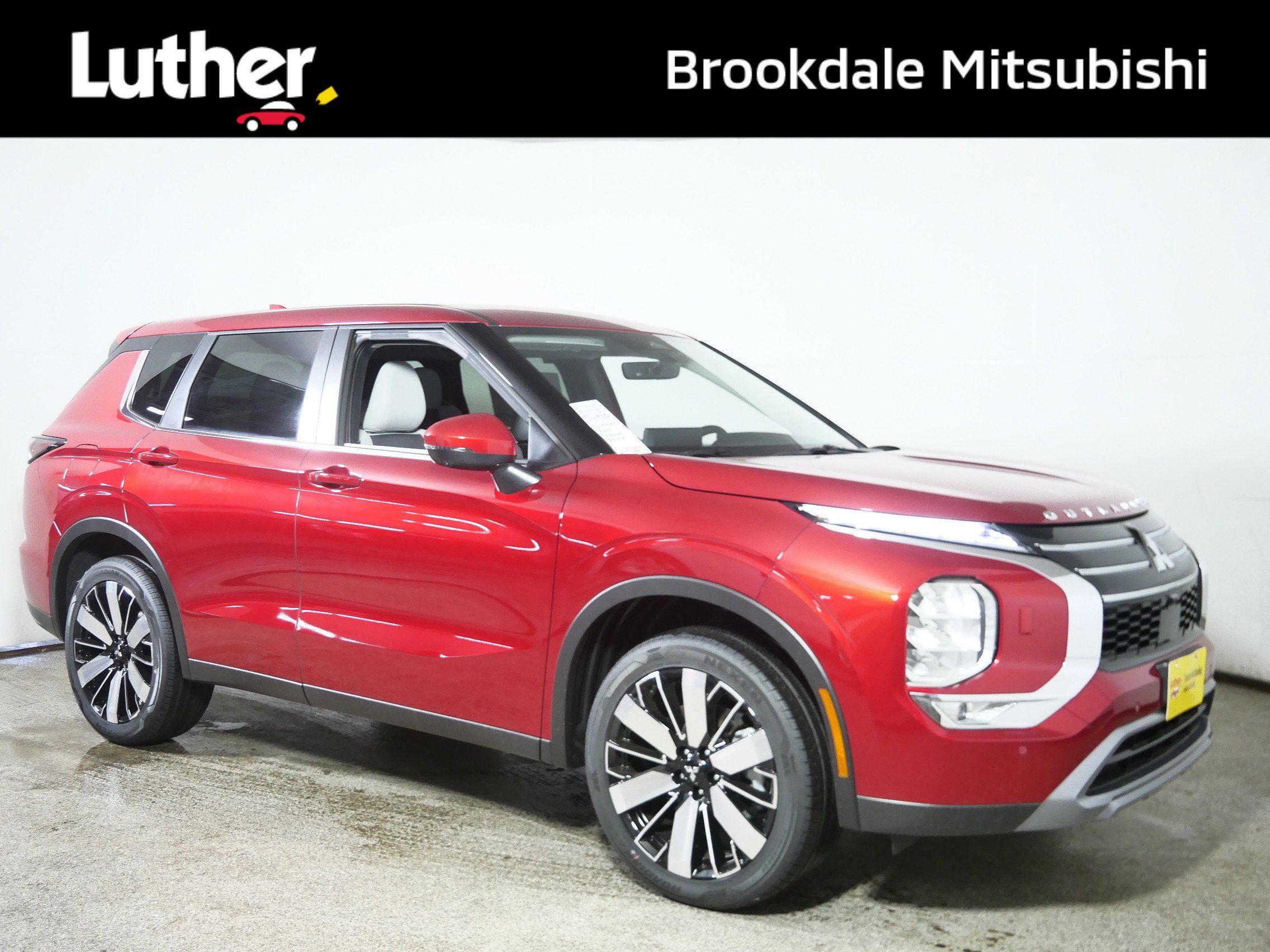 2025 Mitsubishi Outlander SE's photo