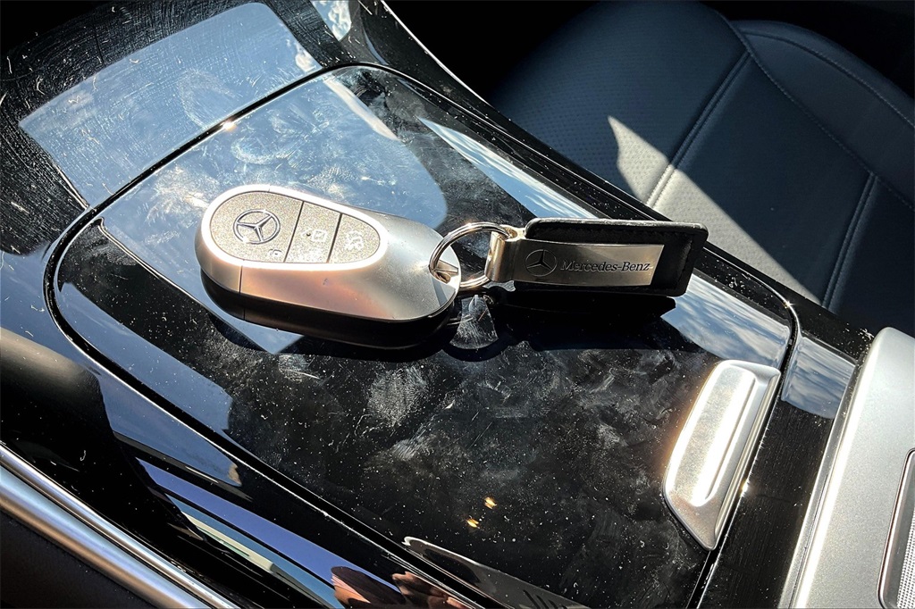 2025 Mercedes Benz GLC 300 4MATIC photo 4