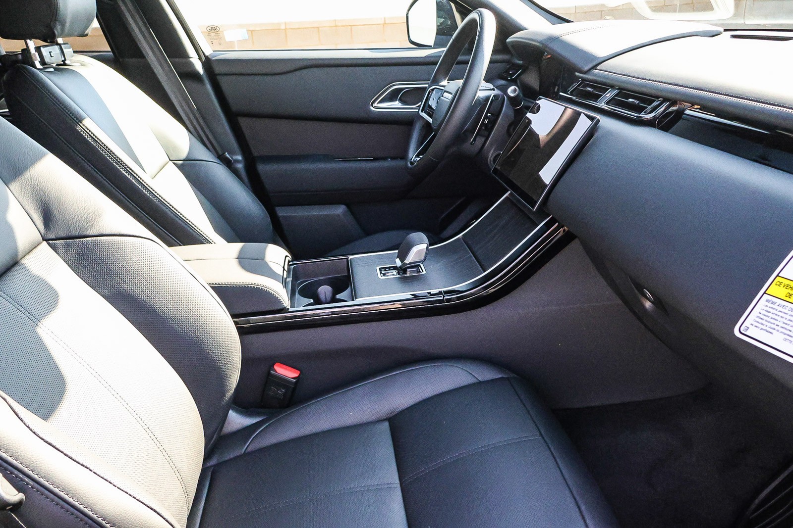 2026 Land Rover Range Rover Velar SE photo 10