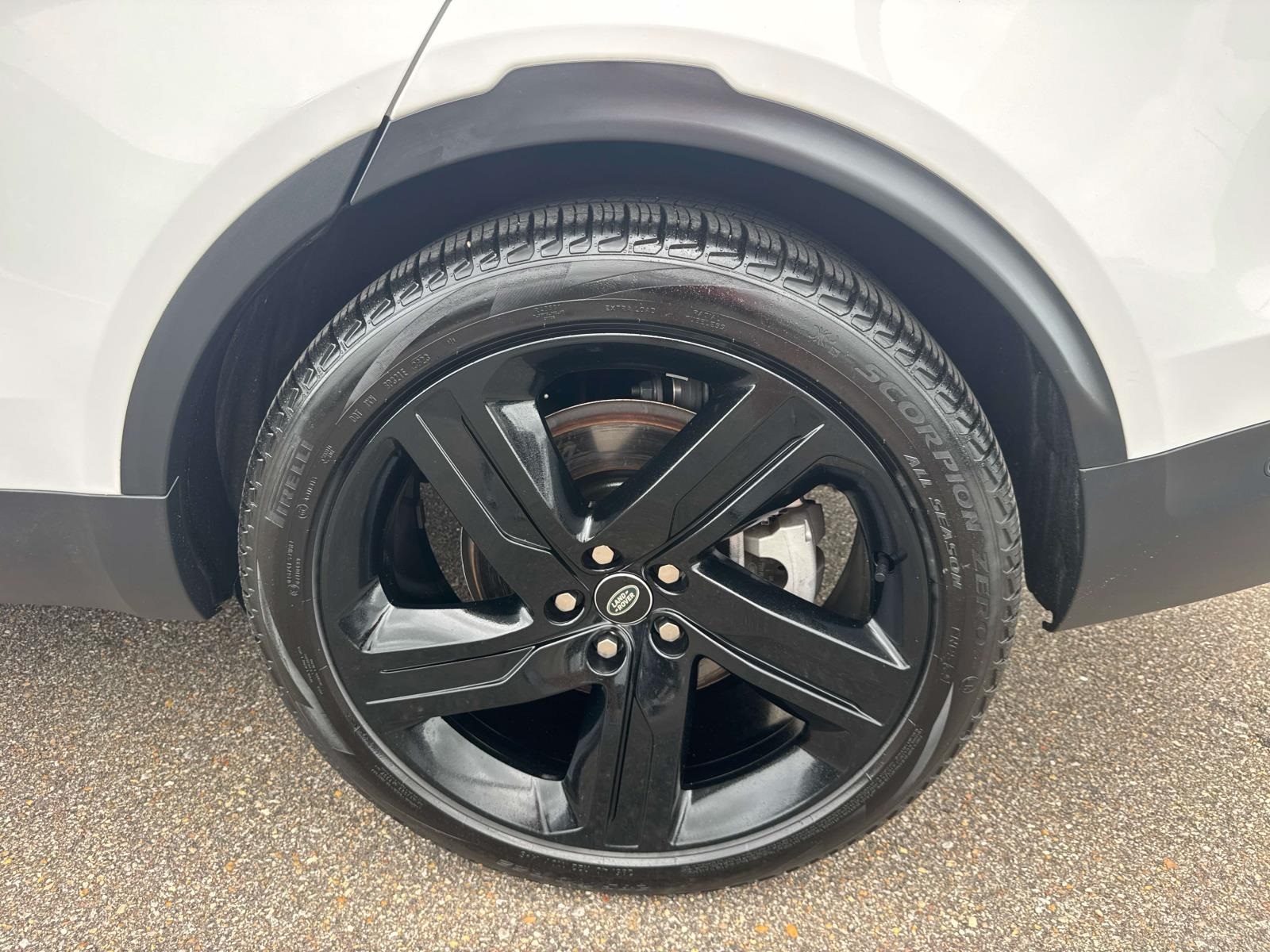 2024 Land Rover Discovery S photo 3