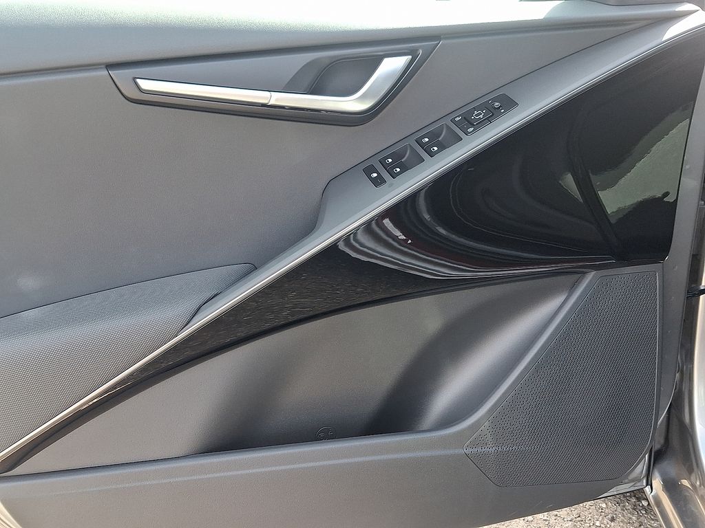 2025 Kia Niro EX photo 9