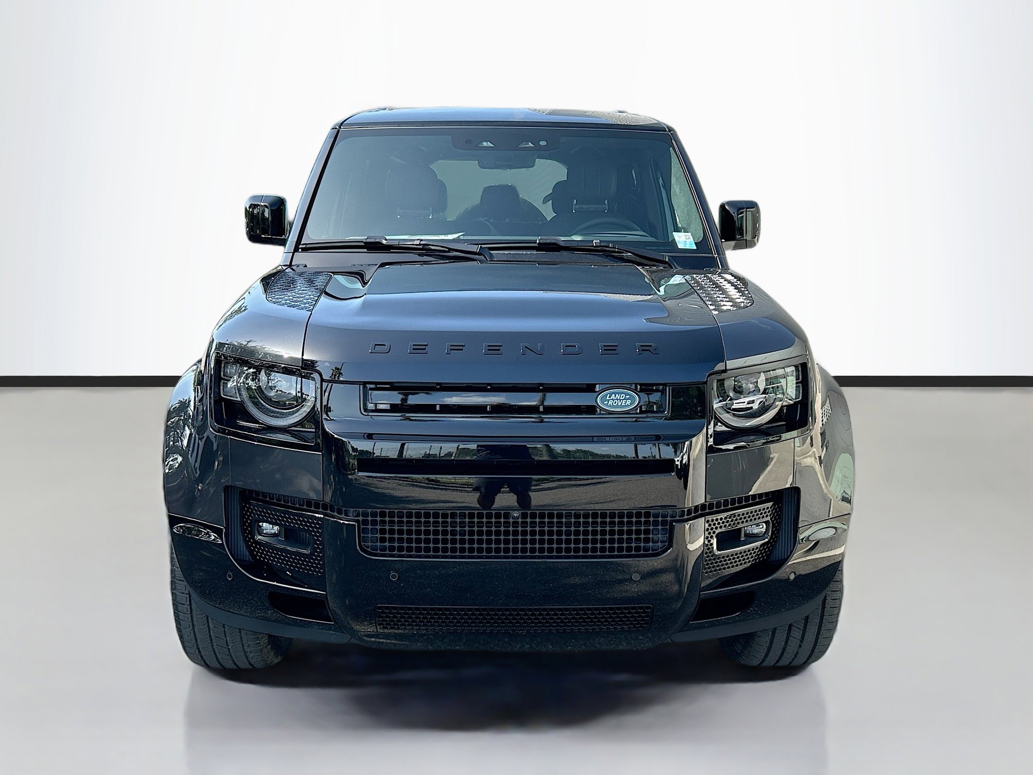 2025 Land Rover Defender 110 photo 2